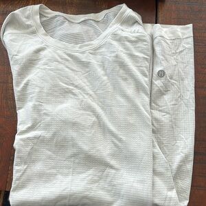 Men’s Lululemon shirt size xl. The tag is ripped out